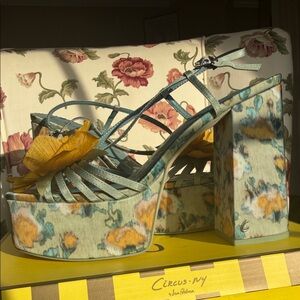 Chic Floral Platform Sandals with Yellow Accents